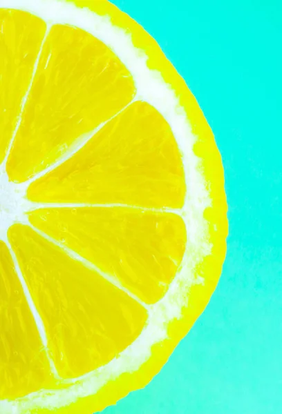 青い背景にレモンの食感の写真を閉じます 果物は半分に 内側に マクロビューでカット スマートフォンのための垂直壁紙 ミニマリズム オリジナルで創造的な — ストック写真