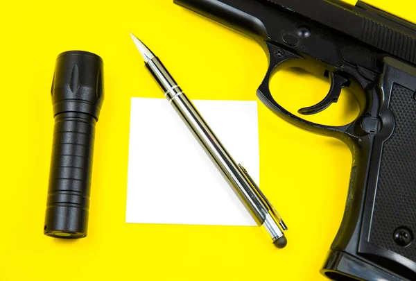 黑色枪 提醒信纸 钢笔和手电筒放在黄色的背景上 私家侦探工作 搜索信息概念 — 图库照片