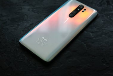 LVIV, UKRAINE - 30 Ekim 2019: Modern akıllı telefon Xiaomi Redmi Note 8 Pro ve 64 Mp. çözünme