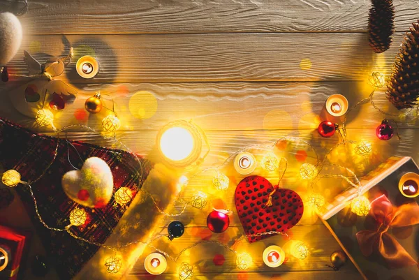 아름다운 크리스마스 사이에서 촛불이 타오르고 있습니다 휴가에 보내는 — 스톡 사진