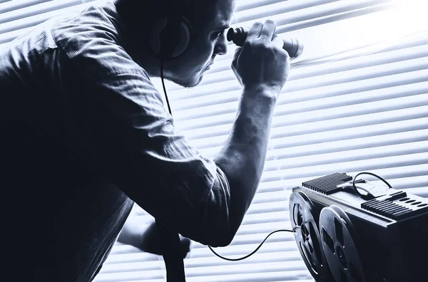 Különleges Ügynök Meghallgatja Magnót Lehallgató Tiszt Zseblámpával Kezében Kémkedik Ablakon — Stock Fotó