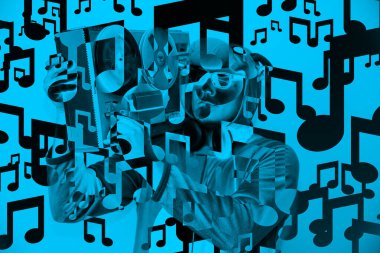 Kostümlü bir adam, elinde teyp olan bir inek kostümü. Hayvan pijamalı adam uykusunda. Parti fikirli komik bir fotoğraf. Disko retro müziği.