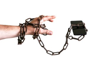 Akıllı telefonun etrafındaki paslı zincirler. Beyaz arka planda izole edilmiş. Telefon havada uçuşuyor. Modern teknolojilere bağımlı..