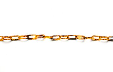 Yanan zincirler beyaz arkaplanda izole edildi.