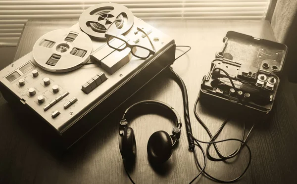 Magnetofon Szpulowy Podsłuchu Telefon Terenowy Zsrr Leży Pobliżu Kgb Szpieguje — Zdjęcie stockowe