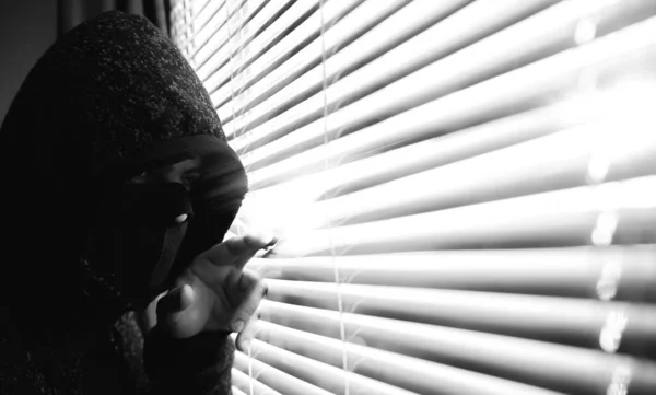 Brottslingen Spionerar Genom Fönstret Gammelgardiner — Stockfoto