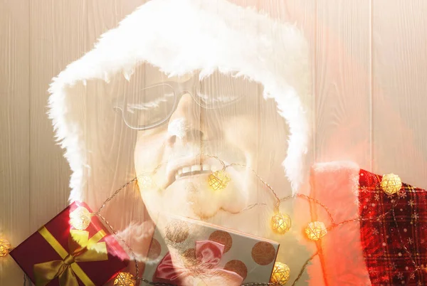 Чоловік Капелюсі Санта Клауса Сонцезахисними Окулярами 2020 Новий Рік Подарунками — стокове фото