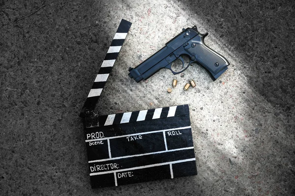 Svart Clapperboard Med Pistol Bakgrunden Regissera Och Filma Film Kriminalare — Stockfoto