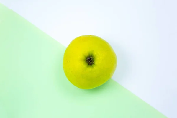 Nahaufnahme Foto Von Grünen Apfelfrüchten Auf Weißem Und Grünem Hintergrund — Stockfoto