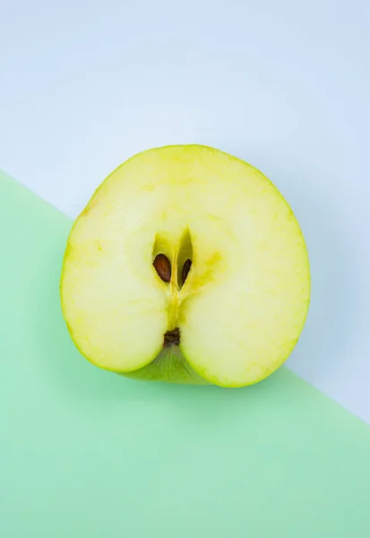 Закройте Фотографию Green Apple Fruit Белом Зеленом Фоне Минимализм Оригинальность — стоковое фото