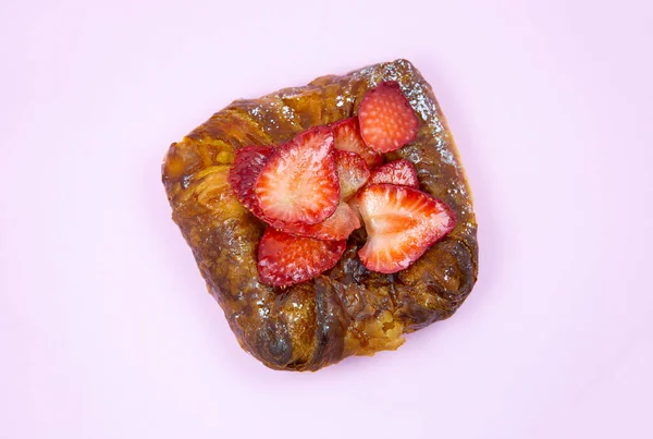 糕点面包或面包卷 用新鲜草莓做的蛋糕 美味的甜食和甜点的粉色背景 简约主义 独创和创造性的形象 精美的食品壁纸 — 图库照片