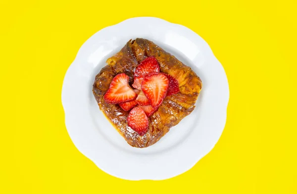 糕点面包或面包卷 用新鲜草莓做的蛋糕 美味的甜食和甜点的黄色背景 简约主义 独创和创造性的形象 精美的食品壁纸 — 图库照片