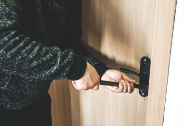 Kapının yanında demir levye olan bir suçlu. Hırsız eve giriyor..