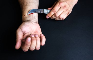Adam eline bıçak dayayarak intihar etmek istiyor. Depresyon hastalığı. Ölüm kalım meselesi..