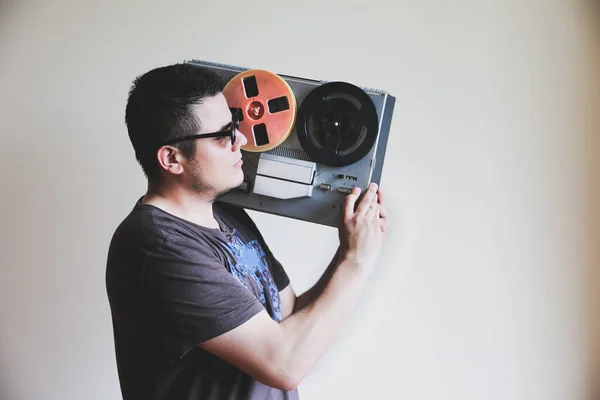Muž Drží Rekordní Disk Chlápek Magnetofonem Party Nápady Disco Retro — Stock fotografie