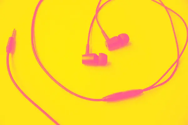 Zamazane Zdjęcie Słuchawki Leżące Żółtym Tle Koncepcja Muzyki Nowoczesnej Technologia — Zdjęcie stockowe