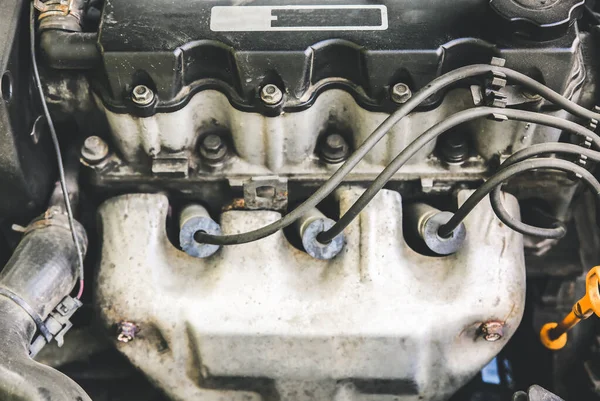 Vonk Stekker Oude Auto Motor Innerlijke Details Van Machine Reparatie — Stockfoto
