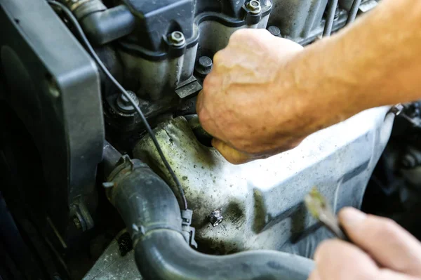 Vonk Stekker Oude Auto Motor Man Controleert Het Oliepeil Tank — Stockfoto