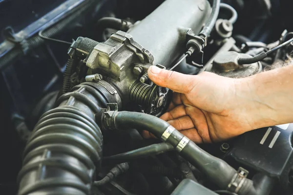 Man Repareert Oude Automotor Binnenste Gegevens Van Machine — Stockfoto