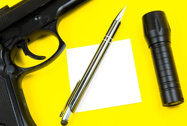 黑色枪 提醒信纸 钢笔和手电筒放在黄色的背景上 私家侦探工作 搜索信息概念 — 图库照片
