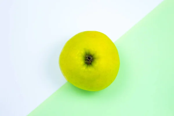 Κοντινή Φωτογραφία Του Green Apple Fruit Στο Λευκό Και Πράσινο — Φωτογραφία Αρχείου