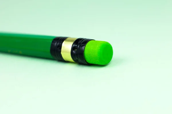 Κοντινό Πράσινο Μολύβι Γόμα Στο Πράσινο Φόντο Μινιμαλισμός Πρωτότυπη Και — Φωτογραφία Αρχείου
