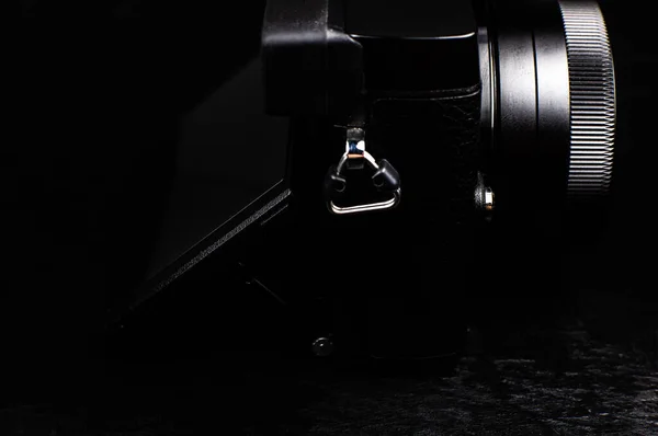 Černá Moderní Kamera Objektivem Černém Pozadí Zavřít — Stock fotografie