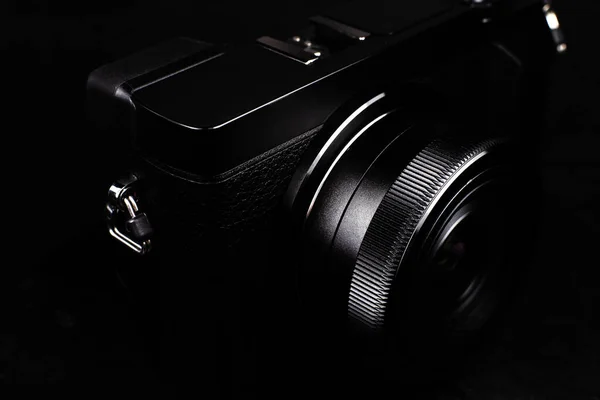Fekete Modern Fényképezőgép Lencsével Fekete Háttéren Közelről — Stock Fotó