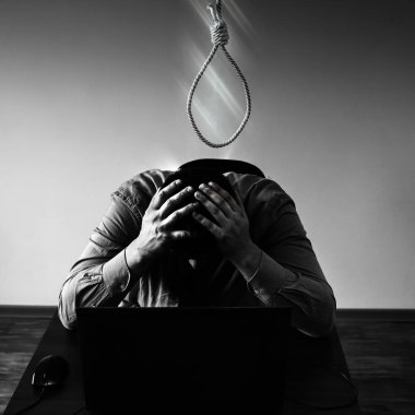 İlmek ofis çalışanının üstünde. İntihar konsepti. İş stresi yüzünden asılmış. Bitkinlik bunalımı. Korkunç bir hayat durumu. Masadaki dizüstü bilgisayarın yanında biri var..
