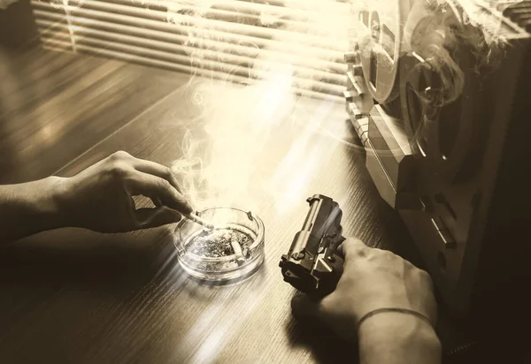 Спеціальний Агент Слухає Магнітофон Офіцер Палить Цигарку Кдб Шпигує Розмовами — стокове фото