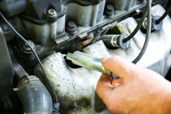 Man Met Bougie Oude Automotor Innerlijke Details Van Machine Reparatie — Stockfoto