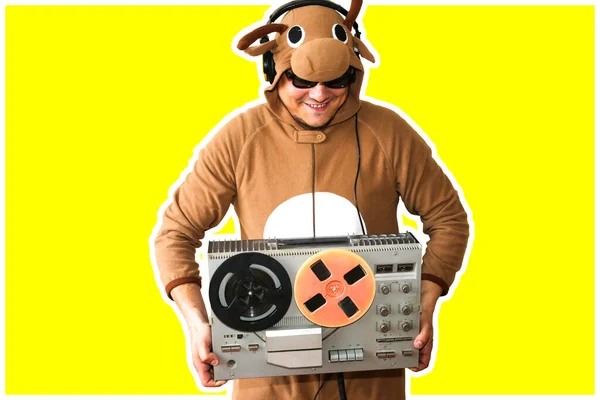 Człowiek Kostiumie Krowy Magnetofonem Szpulowym Facet Zwierzęcej Piżamie Zabawne Zdjęcie — Zdjęcie stockowe