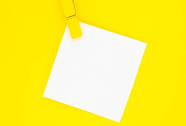 Sarı ahşap mandallı Yapılacaklar Listesi çıkartması. Sarı arkaplandaki hatırlatma kağıdını kapat. Uzayı kopyala Minimalizm, orijinal ve yaratıcı fotoğraf.