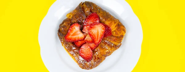 Ciasto Francuskie Albo Bułka Masłem Ciasto Świeżych Truskawek Pyszne Słodycze — Zdjęcie stockowe