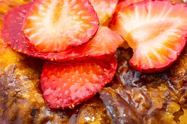 Broodje Bladerdeeg Broodje Taart Met Verse Aardbeien Heerlijke Zoetigheid Verleiding — Stockfoto