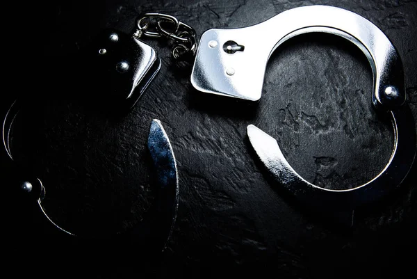 Die Polizei Legt Echte Handschellen Auf Den Schwarzen Hintergrund Kriminalität — Stockfoto