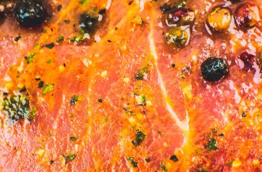 Baharatlı çiğ domuz eti ve yeşil biberiye. Kırmızı et dokusu arka plan, ham jambon. Makro fotoğraf. Yağlı, sulu biftek..