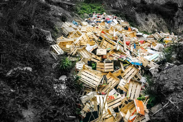 Kupa Pudeł Ulicy Śmieci Przedmieściach Zanieczyszczenie Środowiska Naturalnego — Zdjęcie stockowe