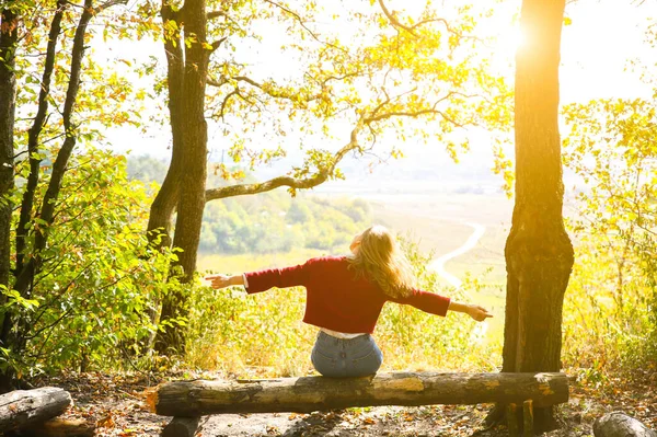 Élégante Fille Hipster Est Assis Dans Forêt Femme Heureuse Profitant — Photo