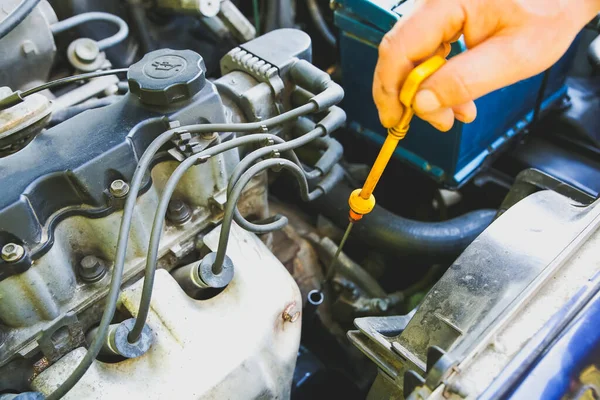 Vonk Stekker Oude Auto Motor Man Controleert Het Oliepeil Tank — Stockfoto