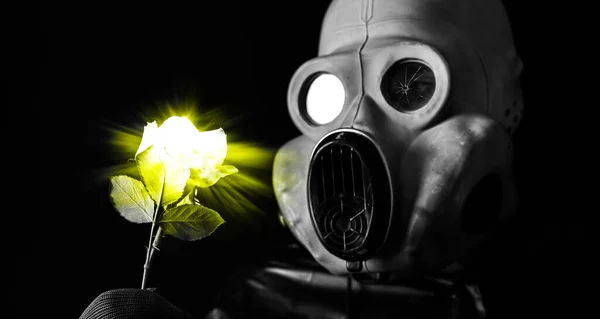 Homem Com Máscara Gás Segurando Flor Luminosa Amarela Influência Radiação — Fotografia de Stock