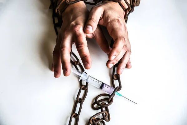 Man Handen Oude Roestige Kettingen Naast Spuit Met Naald Verslaafd — Stockfoto