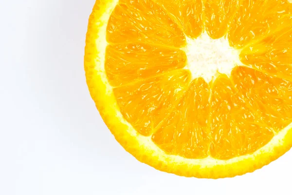 白とオレンジの背景にあるオレンジフルーツの写真を閉じます 柑橘類の半分にカット マクロビュー ミニマリズム オリジナルで創造的なイメージ 美しい自然壁紙 — ストック写真
