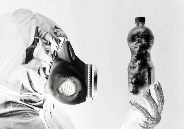 Άντρας Μάσκα Αερίου Που Κρατάει Πλαστικό Μπουκάλι Ασπρόμαυρη Φωτογραφία Επίδραση — Φωτογραφία Αρχείου