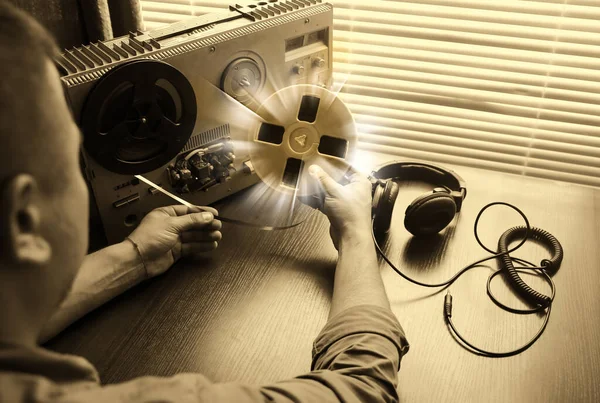 特殊代理改变了卷筒录音机上的胶卷 克格勃监视对话Sepia照片 — 图库照片