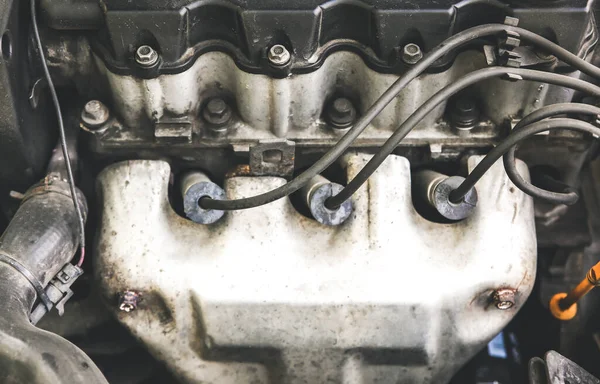 Vonk Stekker Oude Auto Motor Innerlijke Details Van Machine Reparatie — Stockfoto