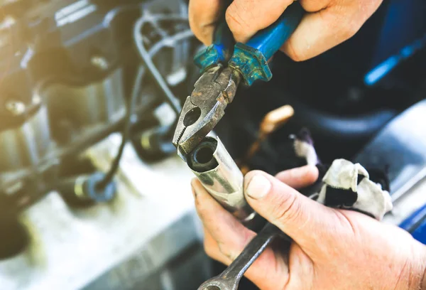 Man Met Bougie Oude Automotor Innerlijke Details Van Machine Reparatie — Stockfoto