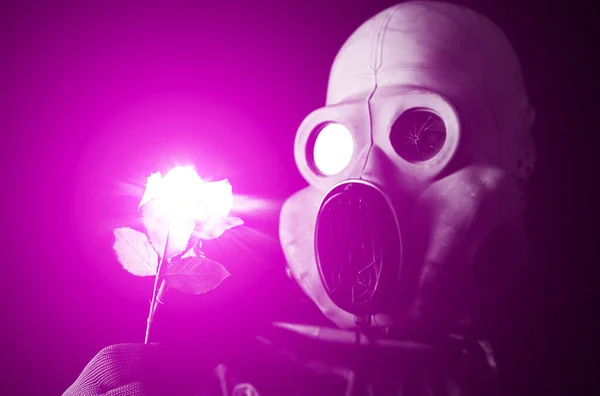 Homem Com Máscara Gás Segurando Flor Luminosa Roxa Influência Radiação — Fotografia de Stock