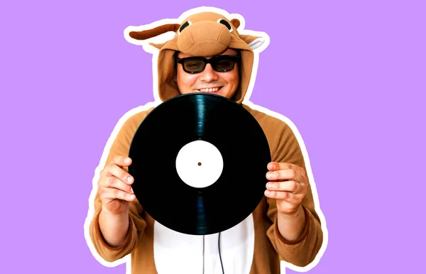 Homme Costume Cosplay Une Vache Avec Disque Gramophone Isolé Sur — Photo