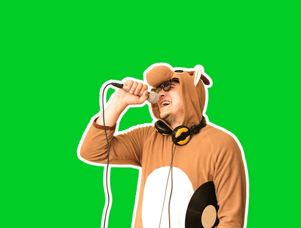 Człowiek Kostiumie Cosplay Krowy Śpiewającej Karaoke Odizolowany Zielonym Tle Facet — Zdjęcie stockowe